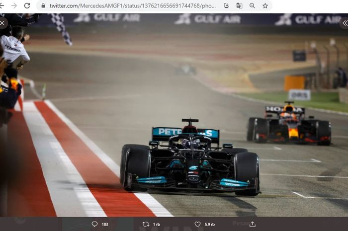 Pembalap Mercedes, Lewis Hamilton, saat memasuki garis terakhir pertama. Dibelakangnya ada Max Verstappen. Balapan terjadi pada Minggu (28/3/2021) pada seri F1 GP Bahrain 2021.