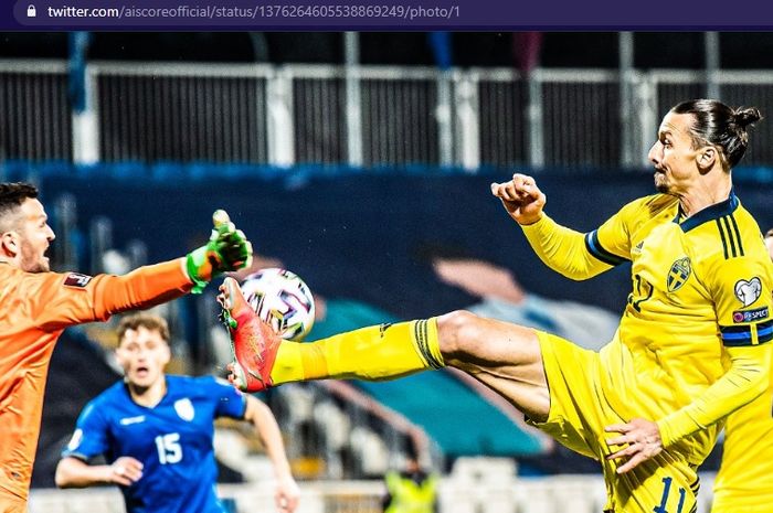 Aksi Zlatan Ibrahimovic saat Swedia menaklukkan Kosovo 3-0 dalam Kualifikasi Piala Dunia 2022 pada Minggu (28/3/2021).