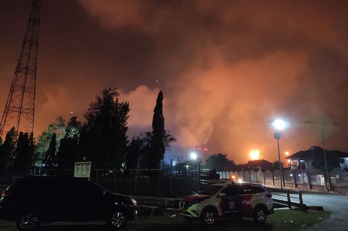 Suasana kilang minyak PT Pertamina RU VI Balongan, Kabupaten Indramayu saat terbakar. Saat ini penyebab kebakaran masih belum diketahui dan sedang didalami pihak kepolisian.