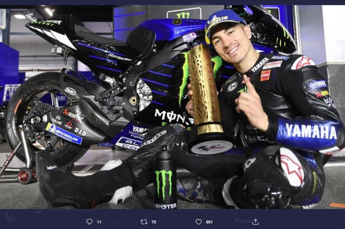 Pembalap Monster Energy Yamaha, Maverick Vinales, memamerkan trofi setelah menang MotoGP Qatar 2021, Minggu (28/3/2021).