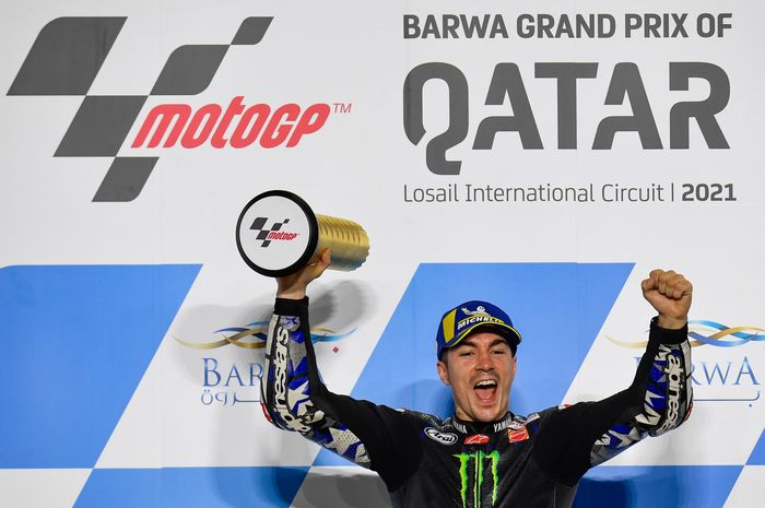 Pembalap Monster Energy Yamaha, Maverick Vinales, di podium juara MotoGP Qatar 2021 di Sirkuit Losail, Minggu (28/3/2021).