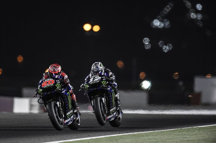 Aksi dua pembalap Monster Energy Yamaha, Fabio Quartararo dan Maverick Vinales, pada balapan MotoGP Qatar di Sirkuit Losail, Doha, Qatar, 28 Maret 2021.