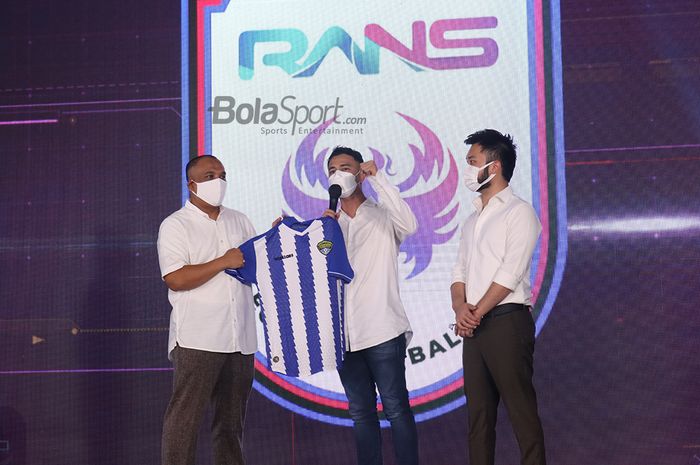 Raffi Ahmad dan Rudy Salim secara seremoni mengakuisisi Cilegon United menjadi Rans Cilegon FC di Prestige Image Motorcars, Pluit, Jakarta Utara, 31 Maret 2021.