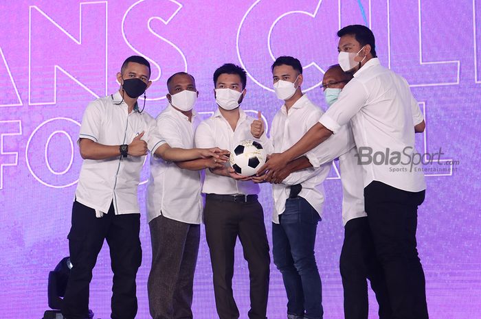 Roofi Ardian (dari paling kiri),  Yudhi Apriyanto, Rudy Salim, Raffi Ahmad, Bambang Nurdiansyah, dan Hamka Hamzah sedang berpose dalam acara peresmian Rans Cilegon FC di Pluit Prestige Image Motorcars, Jakarta Utara, 31 Maret 2021.