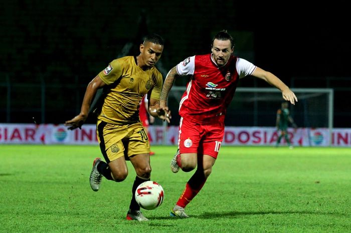 Pemain Bhayangkara Solo FC, Renan Silva (kiri), berduel dengan pemain Persija Jakarta, Marc Klok, dalam laga pamungkas Grup B Piala Menpora 2021 di Stadion Kanjuruhan, Malang, Rabu (31/3/2021).