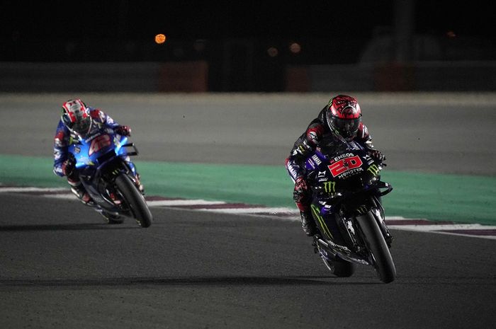 Pembalap Monster Energy Yamaha, Fabio Quartararo (kanan), saat tampil pada balapan MotoGP Qatar di Sirkuit Losail, Doha, Qatar, 28 Maret 2021.
