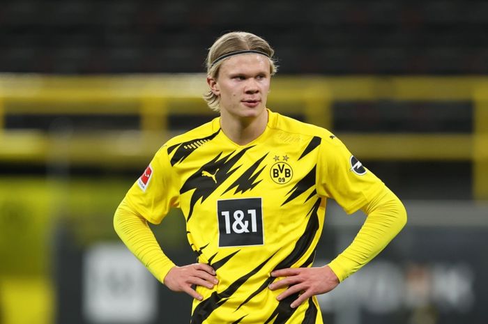 Penyerang Borussia Dortmund, Erling Haaland, tengah menjadi buruan Barcelona.