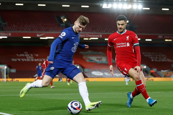 Bek Liverpool, Ozan Kabak kala menjaga pergerakan pemain Chelsea, Timo Werner pada laga Liga Inggris 2020-2021.