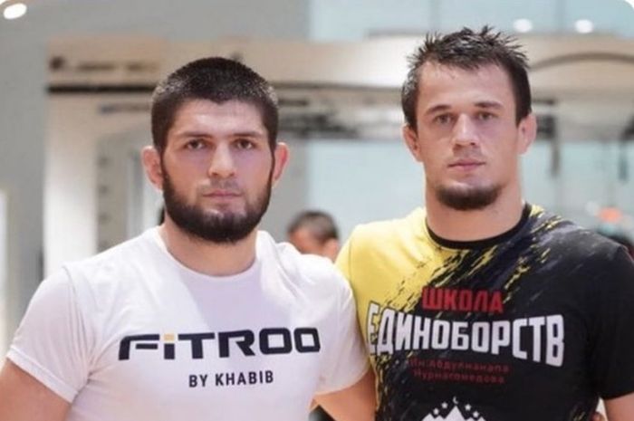 Eks jagoan UFC, Khabib Nurmagomedov (kiri), dan sepupunya yang bertarung untuk Bellator, Usman Nurmagomedov (kanan).