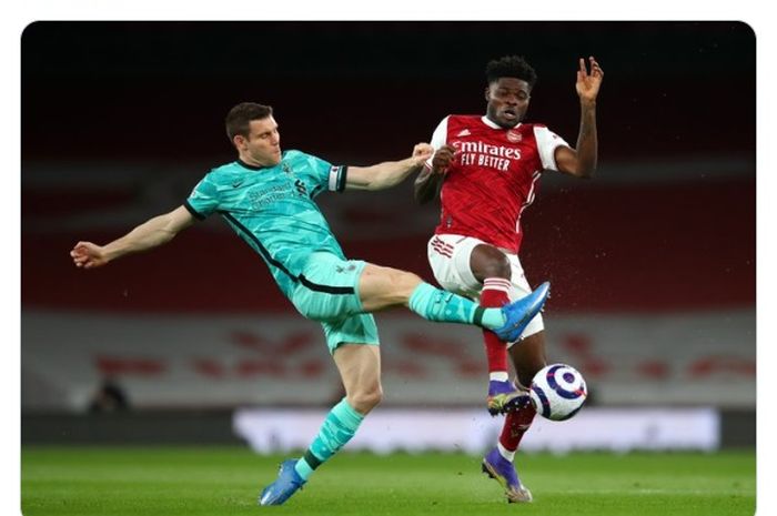 Duel antara James Milner (kiri) dengan Thomas Partey dalam laga Arsenal vs Liverpool di pekan ke-30 Liga Inggris 2020-2021.