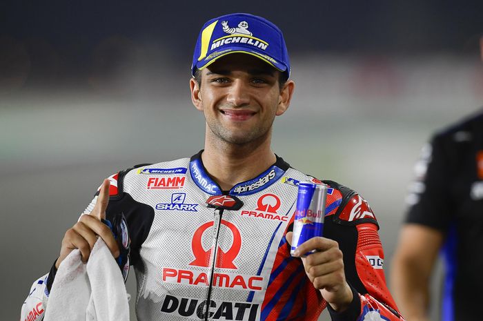 Pembalap Pramac, Jorge Martin, berpose setelah menjalani sesi kualifikasi MotoGP Doha di Sirkuit Losail, Sabtu (3/4/2021).