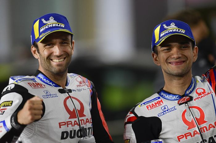 Pembalap Pramac Ducati, Johann Zarco dan Jorge Martin (kanan) setelah sesi kualifikasi GP Doha di Sirkuit Losail, Sabtu (3/4/2021).