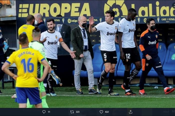 Seluruh pemain Valencia memutuskan mengikuti rekan mereka, Mouctar Diakhaby keluar lapangan setelah mendapat perlakuan rasis saat pertandingan melawan Cadiz, pada lanjutan Liga Spanyol (4/4/2021).