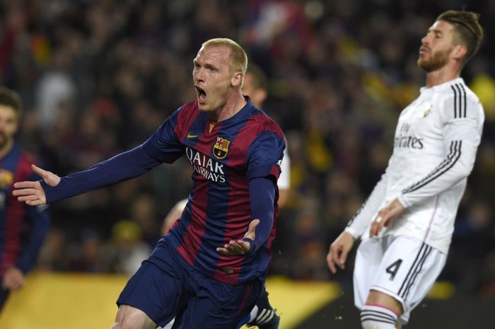 Barcelona sempat mengontrak bek tengah Valencia, Jeremy Mathieu pada bursa transfer musim panas 2014.