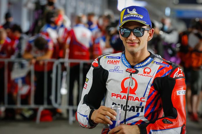 Pembalap Pramac Ducati, Jorge Martin, berpose setelah balapan MotoGP Doha 2021 di Sirkuit Losail,  Minggu (4/4/2021).