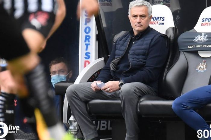 Ekspresi pelatih Tottenham Hotspur, Jose Mourinho, dalam laga Liga Inggris kontra Newcastle United di Stadion St. James' Park, Minggu (4/4/2021).