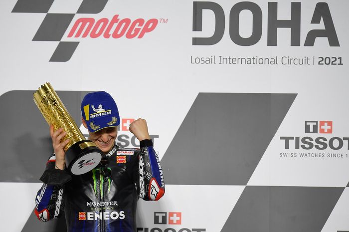 Pembalap Monster Energy Yamaha, Fabio Quartararo, berpose setelah memastikan diri finis pertama pada MotoGP Doha 2021 di Sirkuit Losail, Minggu (4/4/2021) waktu setempat.