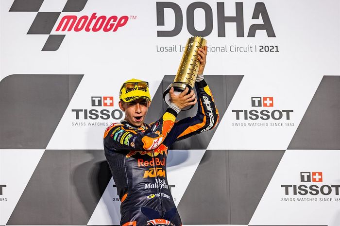 Pembalap Red Bull KTM Ajo, Pedro Acosta, merayakan kemenangan pada balapan Moto3 Doha di Sirkuit Losail, Doha, Qatar, 4 April 2021.