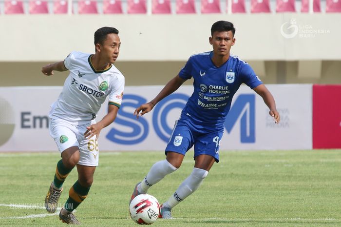Gelandang PSIS Semarang, Eka Febri Yogi Setiawan (kanan) saat melawan Tira Persikabo, Kamis (23/3/2021).