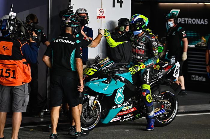 Pembalap Petronas Yamaha SRT, Valentino Rossi, pada balapan MotoGP Doha 2021 di Sirkuit Losail.