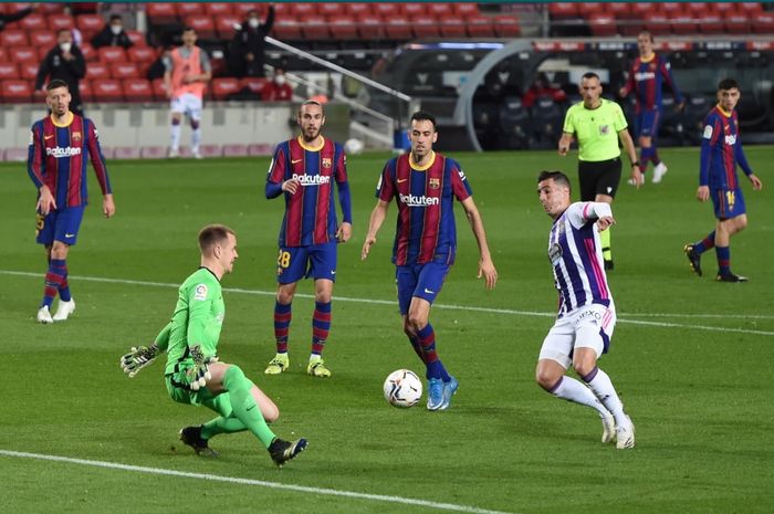 Momen kiper Barcelona, Marc Andre-ter Stegen mengadang sepakan satu pemain Real Valladolid.