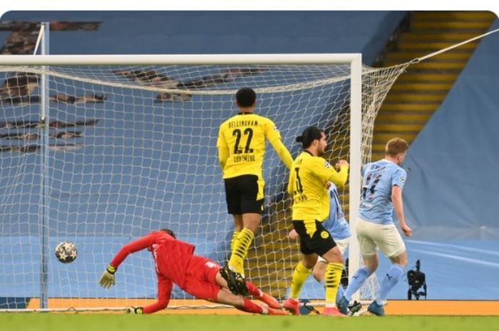 Gelandang Manchester City, Kevin De Bruyne, mencetak gol ke gawang Borussia Dortmund.