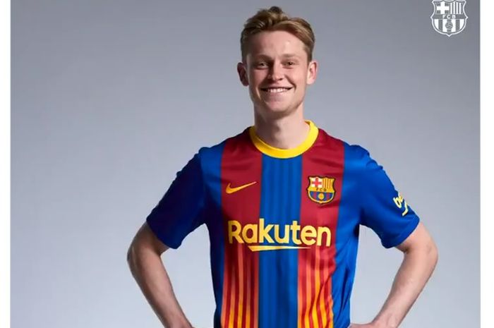 Gelandang Barcelona, Frenkie de Jong, mengenakan jersi khusus yang akan dipakai El Barca dalam El Clasico jilid dua musim 2020-2021.