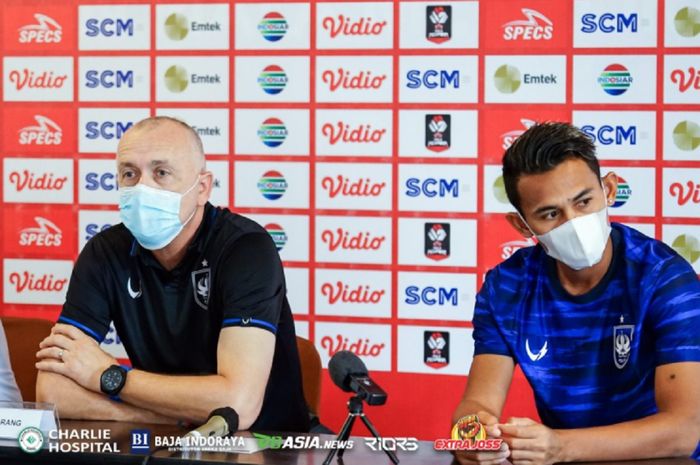 Pelatih PSIS Semarang Dragan Djukanovic (kiri) tampil dalam konferensi pers virtual di Malang, Kamis (8/4/2021), menjelang perempat final Piala Menpora 2021 kontra PSM Makassar.