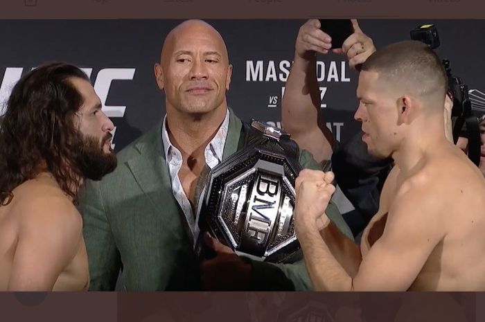 Pertemuan Jorge Masvidal (Kiri) vs Nate Diaz (Kanan) di seri UFC 244 memperebutkan sabuk BMF yang dibawa oleh The Rock (2/11/2019)