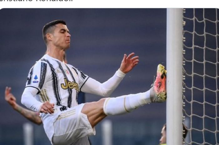 Megabintang Juventus, Cristiano Ronaldo, membuat timnya unggul dari Napoli pada paruh pertama dengan mencetak gol usai mengamuk dan menyepak tiang gawang. 