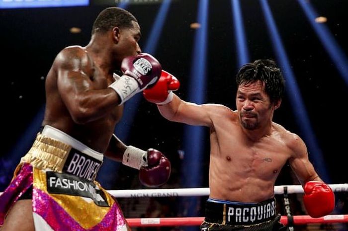 Legenda tinju, Manny Pacquiao (kanan) kala bertarung melawan, Adrien Broner tahun 2019 silam.