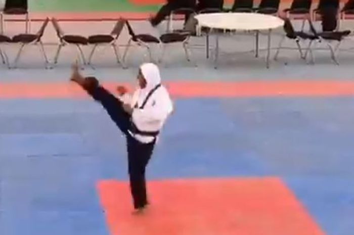 Aksi jagoan Taekwondo, Aminat Idrees saat gondol medali emas kategori poomsae dalam Festival Olahraga Nasional di Benin, Nigeria.