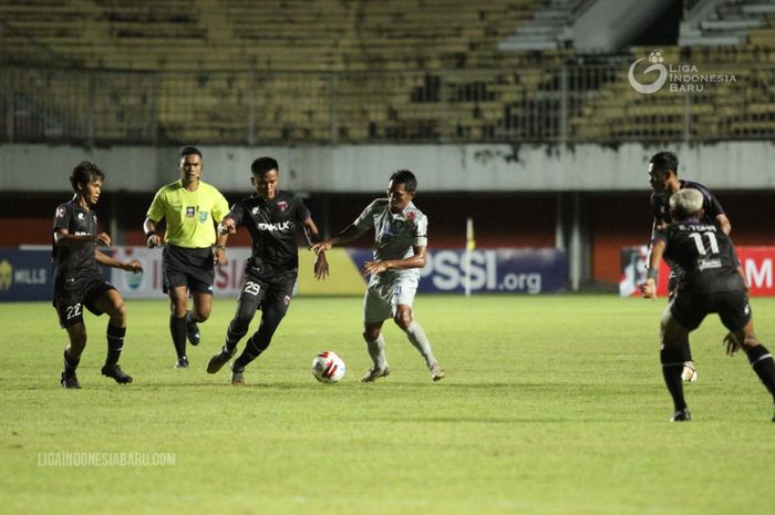 Eks gelandang Timnas U-16 Indonesia, Rifki Dwi Septiawan (paling kiri) kala membela timnya Persita Tangerang melawan Persib Bandung.