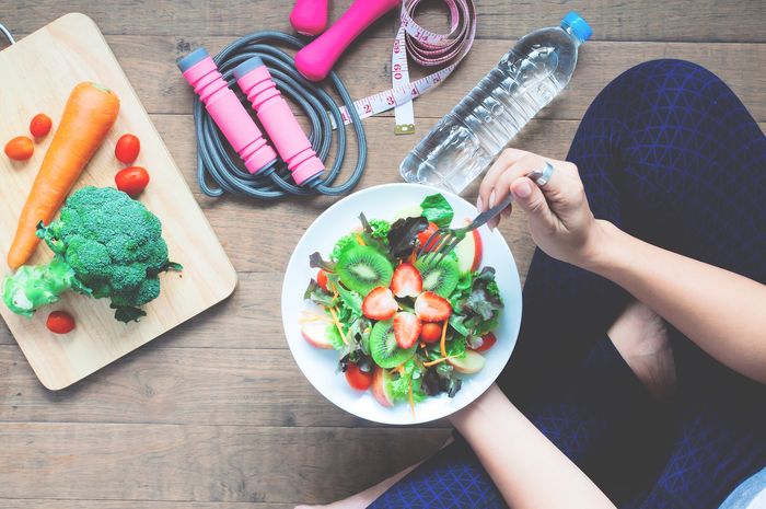 Untuk menurunkan berat badan, mengatur pola makan dan berolahraga saja tidak cukup. Coba terapkan kebiasaan ini mulai dari sekarang, dijamin dapat membantu turunkan berat badan.