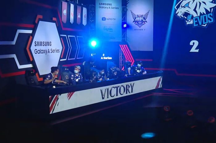 Portraits of roasters' expressions on the victory achieved by Evos Legends against Geek Fam