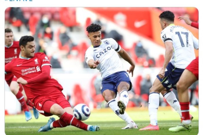 Momen striker ASton Villa, Ollie Watkins (tengah) melepaskan tembakan yang berujung gol ke gawang Liverpool dalam laga pekan ke-31 Liga Inggris 2020-2021.