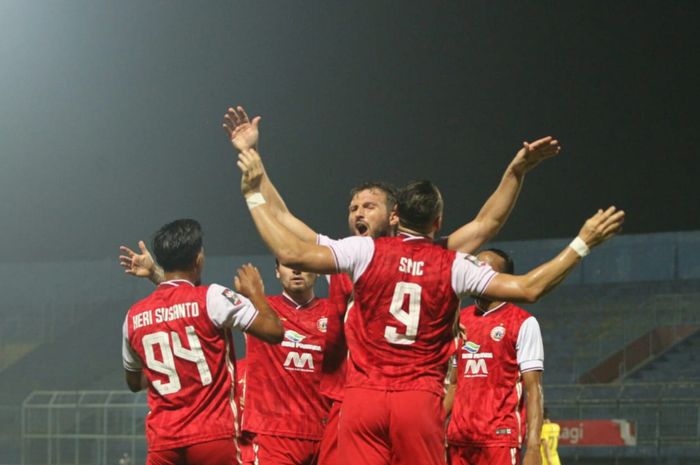 Pemain Persija Jakarta, Marko Simic dan Marco Motta, merayakan gol yang dicetak Simic ke gawang Barito Putera dalam laga perempatfinal Piala Menpora 2021 di Stadion Kanjuruhan, Malang, Sabtu (10/4/2021).