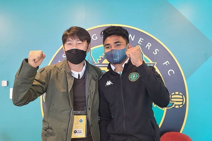 Pelatih timnas Indonesia, Shin Tae-yong, bertemu dengan Asnawi Mangkualam selepas laga antara Ansan Greeners dan Jeonnam Dragons pada Liga Korea 2.