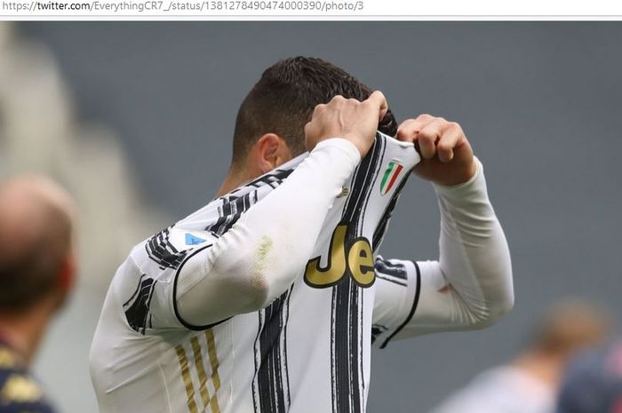 Megabintang Juventus, Cristiano Ronaldo, usai laga Liga Italia kontra Genoa di Stadion Allianz, Minggu (11/4/2021).