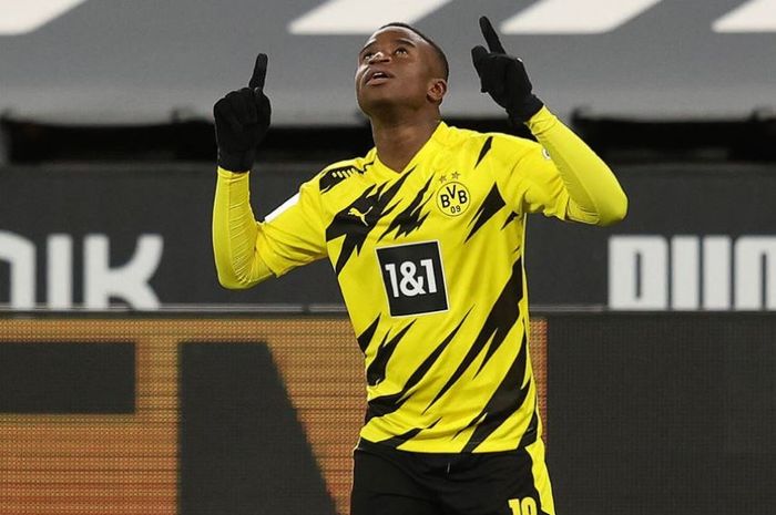 Wonderkid Borussia Dortmund pencetak rekor Liga Champions diperiksa polisi usai ribut dan kunci mantan pacarnya di flat.