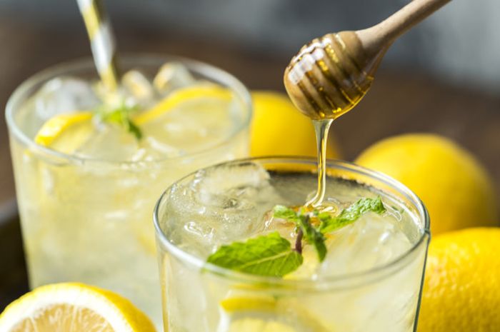 Yuk Simak Khasiat Lemon Panas Campur Madu 