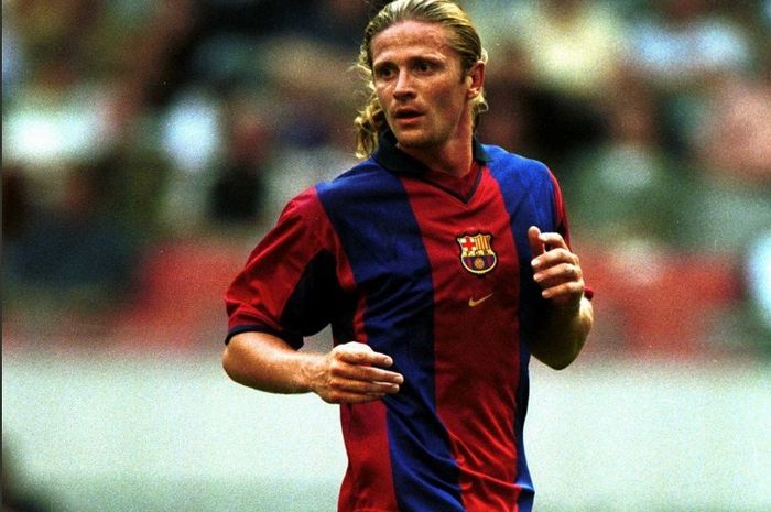 Emmanuel Petit saat membela Barcelona.