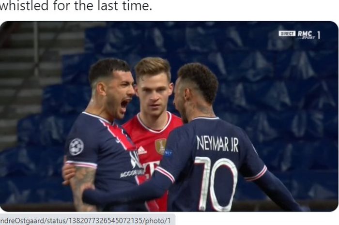 Momen striker Paris Saint-Germain, Neymar dan rekannya, Leandro Paredes, melakukan selebrasi keberhasilan klub lolos ke semifinal Liga Champions 2020-2021 di hadapan gelandang Bayern Muenchen, Joshua Kimmich
