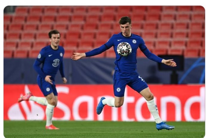 Aksi pemain Chelsea, Mason Mount (kanan)