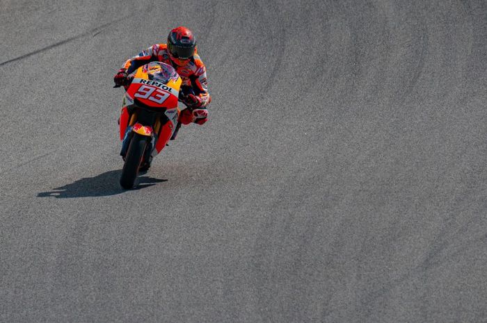 Pembalap Repsol Honda, Marc Marquez, ketika menjalani latihan di Sirkuit Catalunya, Barcelona, Spanyol, 16 April 2021.