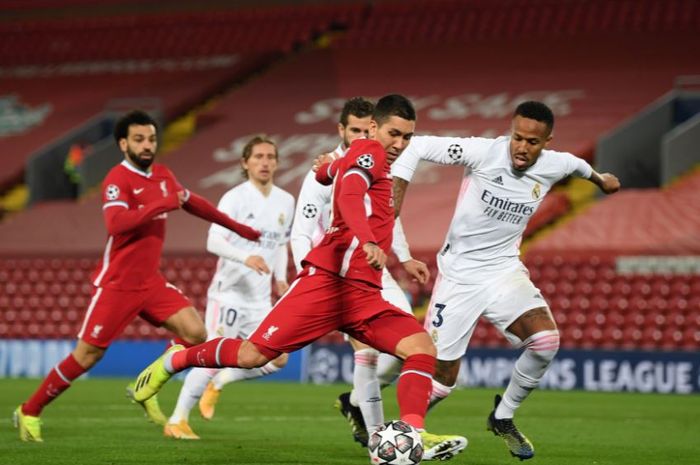 Penyerang Liverpool, Roberto Firmino, melepaskan tembakan ke gawang Real Madrid pada babak perempat final Liga Champions 2020-2021 di Stadion Anfield, Rabu (14/4/2021).