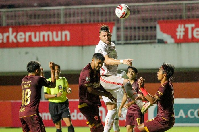 PSM Makassar vs Persija Jakarta pada leg pertama semifinal Piala Menpora 2021 di Stadion Maguwoharjo, Sleman, Yogyakarta, Kamis (15/4/2021).