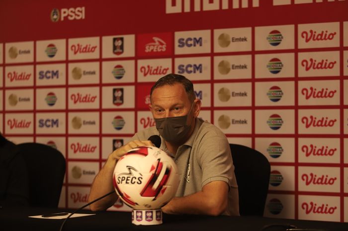 Pelatih PSS Sleman, Dejan Antonic, saat jalani press conference sebelum laga semifinal Piala Menpora 2021 melawan Persib