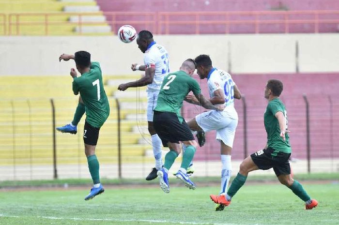 Momen saat pemain Persib Bandung, Victor Igbonefo, mencetak gol ke gawang PSS Sleman dalam laga uji coba di Stadion Sultan Agung, Bantul, 17 Februari 2020.