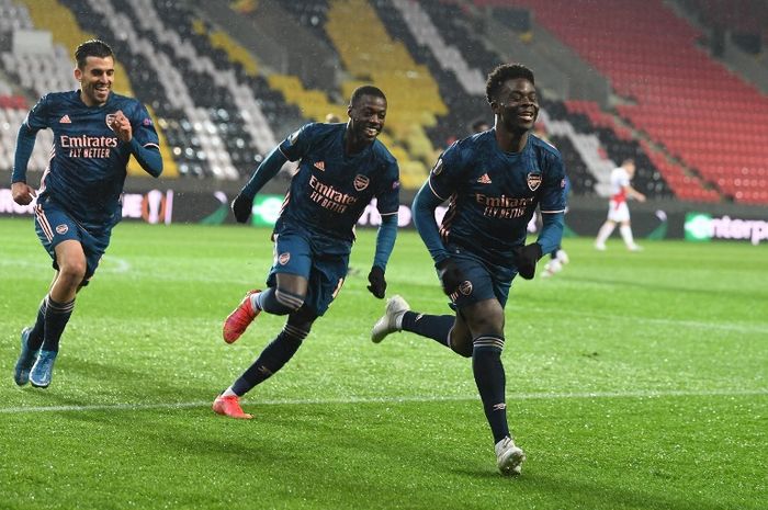 Pemain Arsenal, Bukayo Saka, merayakan gol ke gawang Slavia PRaha dalam leg kedua perempat final Liga Europa 2020-2021.